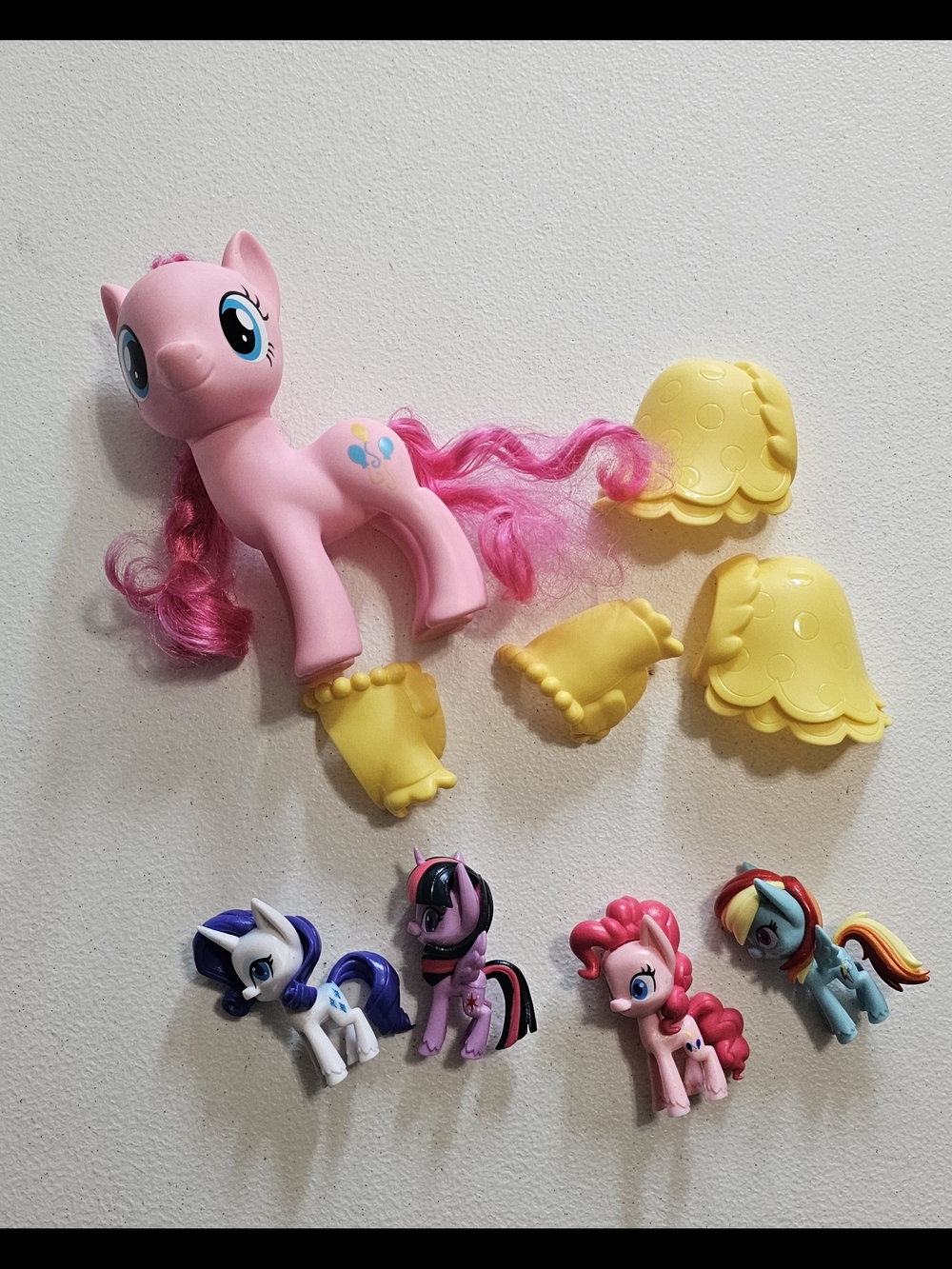 My Little Pony Pink Pony with Yellow Accessories and Four Mini Pony Figures